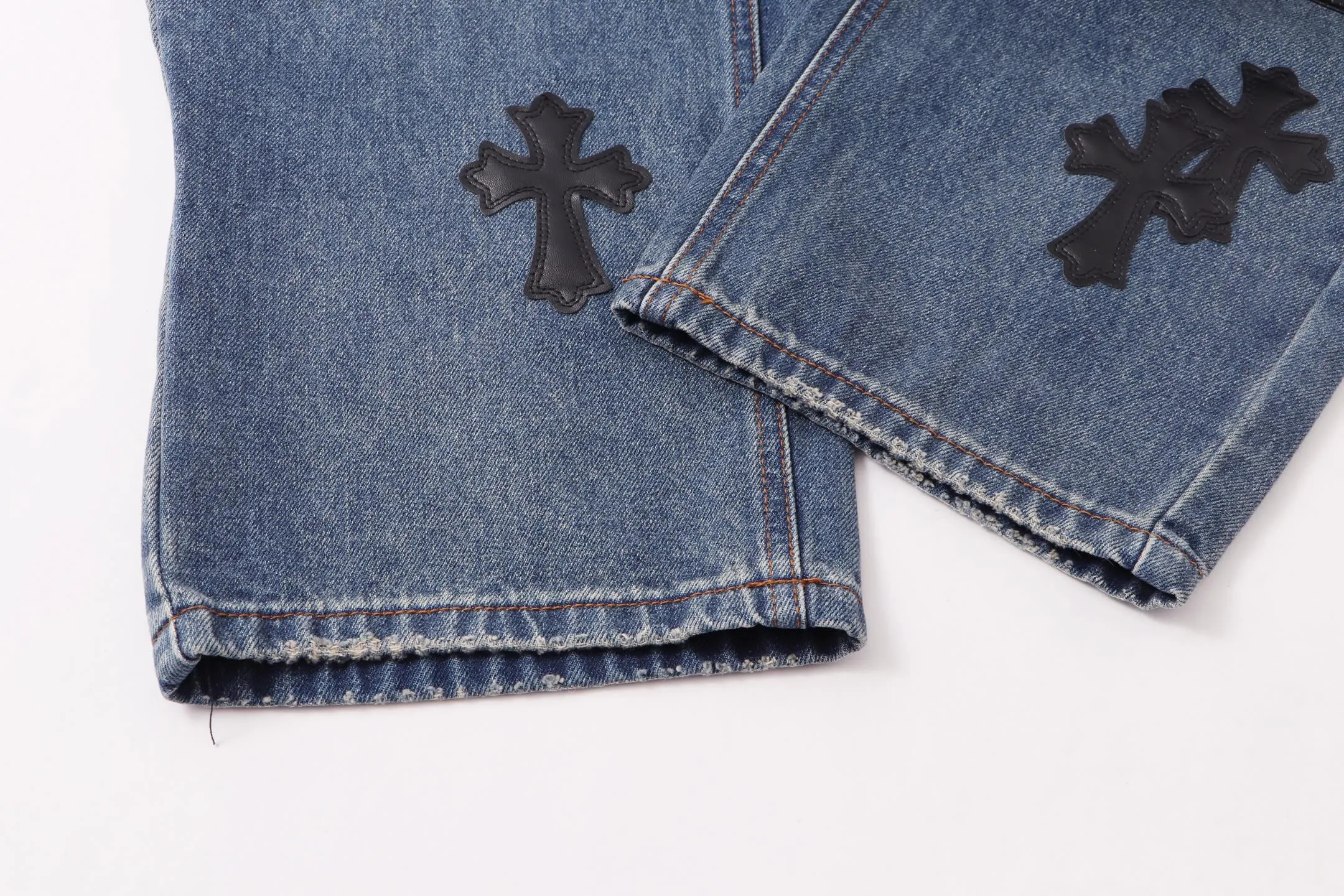 P260 Style number: H86 Croxin & 𝐂𝐡𝐫𝐨𝐦𝐞 𝐇𝐞𝐚𝐫𝐭 ss25 blue black leather oversized leather jeans. Styles with different washed textures are very friendly to people with thin legs. The slightly flared version perfectly modifies the leg shape. The timeless and moderate length makes it easy to match and match. It is the basis for various styles and is a must-have in your wardrobe! The fabric is stiff but also makes the upper body soft without losing texture. The washing process is even more perfect. It is a must-have item for everyone! ! ! Washed wheat, hang tag, pants label, three labels complete Color: blue Size: 30-32-34-36